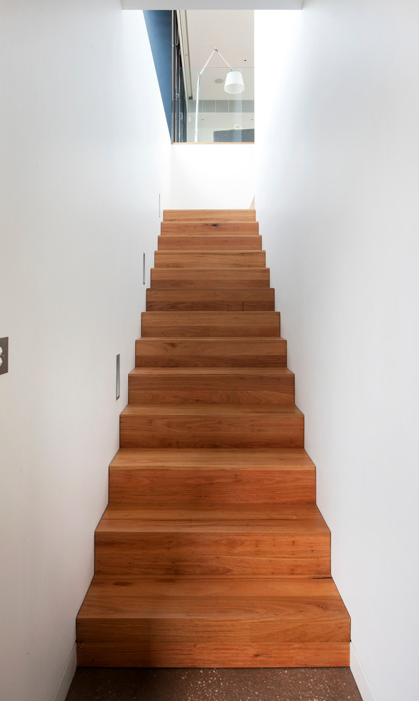 На фото: прямая деревянная лестница среднего размера в современном стиле с деревянными ступенями с