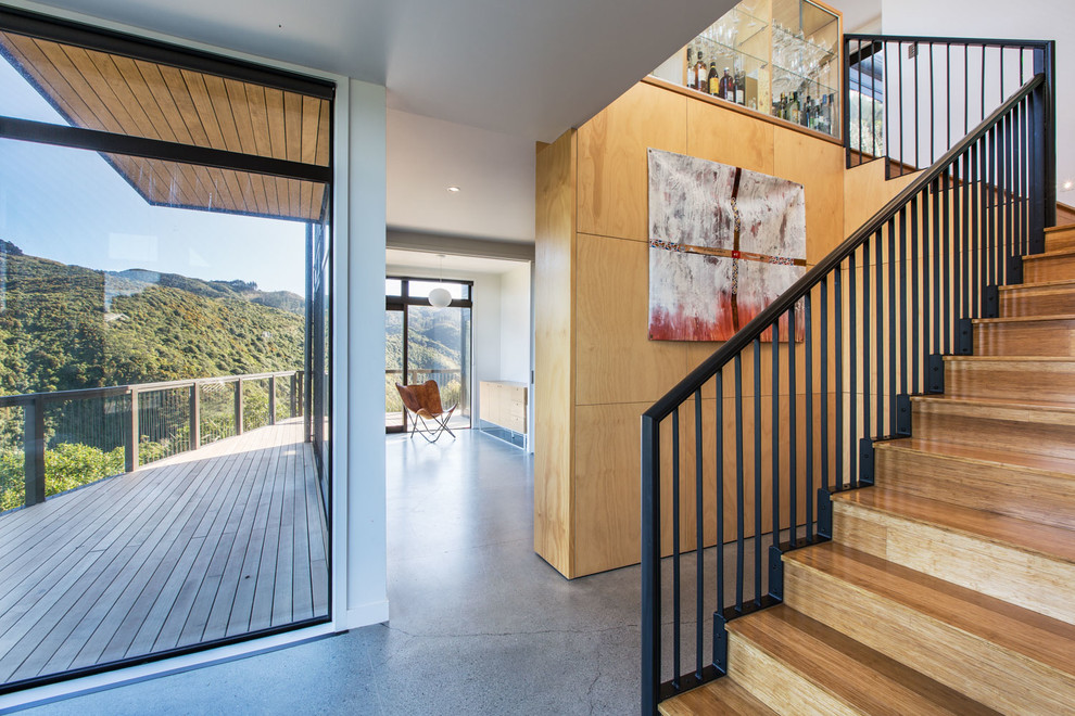 Mittelgroße Moderne Holztreppe in L-Form mit Holz-Setzstufen in Wellington