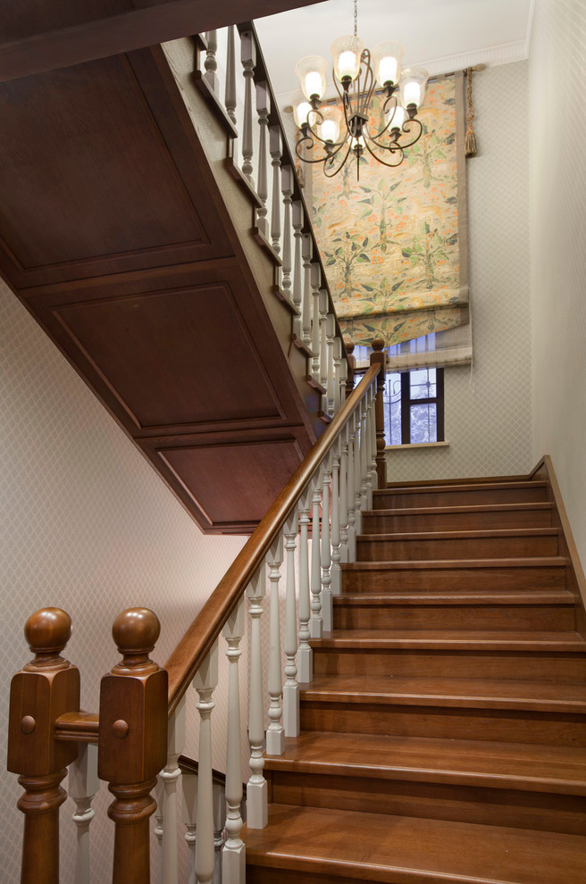 Источник вдохновения для домашнего уюта: п-образная деревянная лестница среднего размера в классическом стиле с деревянными ступенями