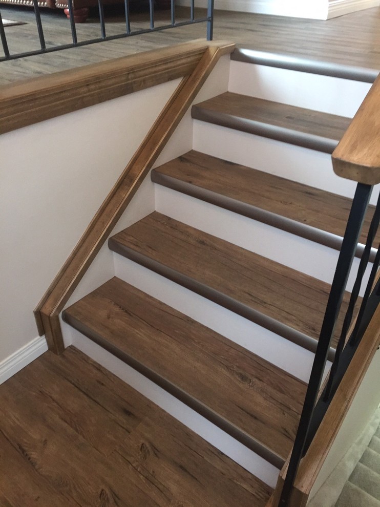 Cette image montre un petit escalier peint droit chalet.