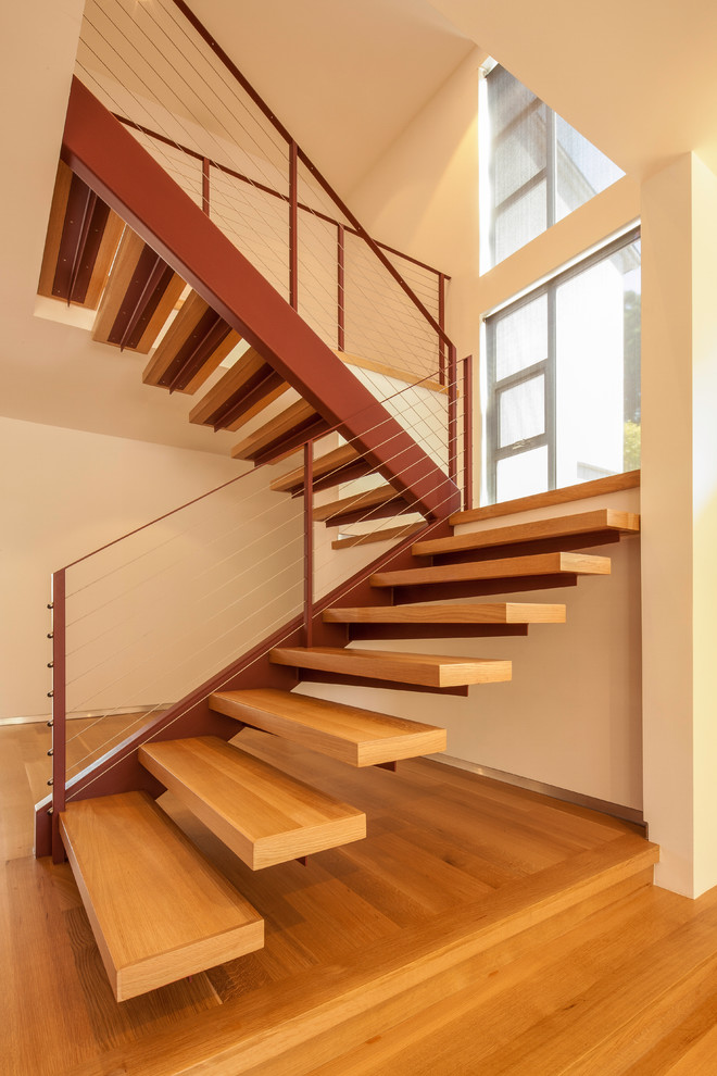 Imagen de escalera suspendida actual sin contrahuella con escalones de madera