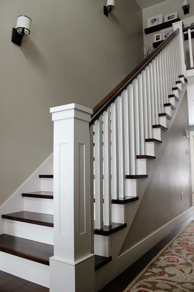 Стильный дизайн: прямая лестница среднего размера в стиле неоклассика (современная классика) с деревянными ступенями, крашенными деревянными подступенками и деревянными перилами - последний тренд