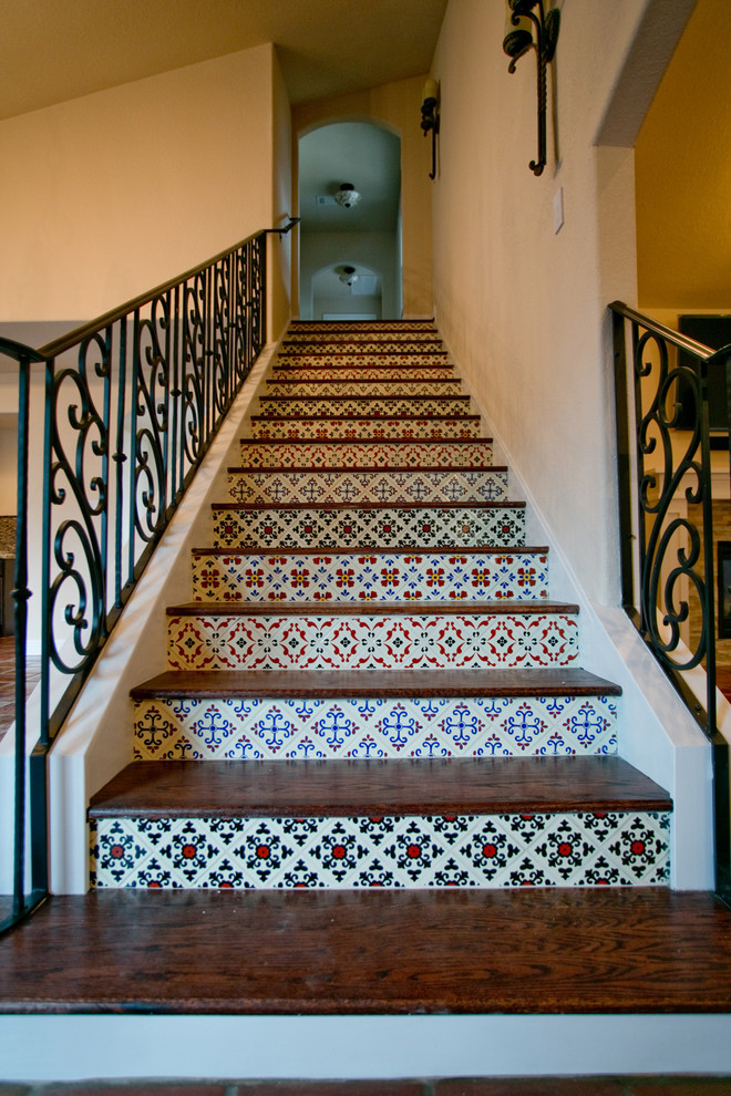 Imagen de escalera recta mediterránea grande con escalones de madera y contrahuellas con baldosas y/o azulejos