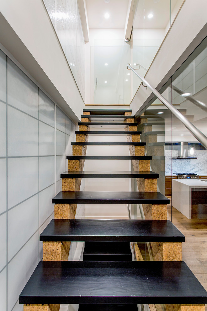 Свежая идея для дизайна: лестница на больцах, среднего размера в современном стиле с крашенными деревянными ступенями без подступенок - отличное фото интерьера