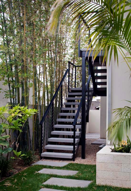 На фото: металлическая лестница среднего размера в современном стиле с бетонными ступенями с