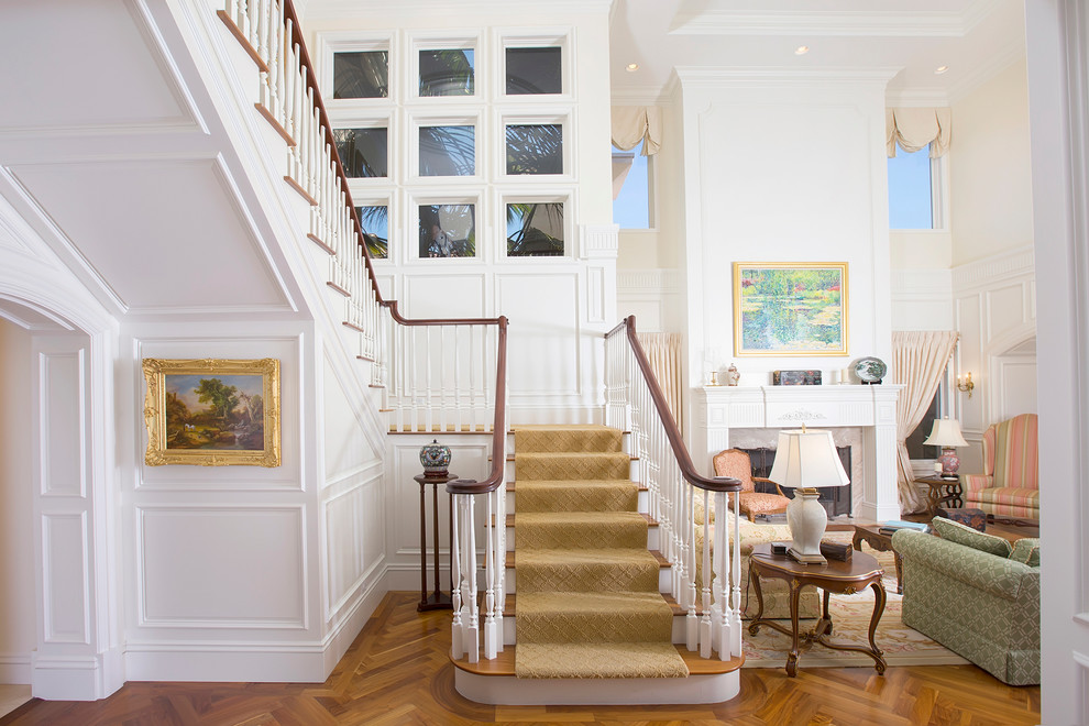На фото: п-образная лестница в классическом стиле с деревянными ступенями и крашенными деревянными подступенками
