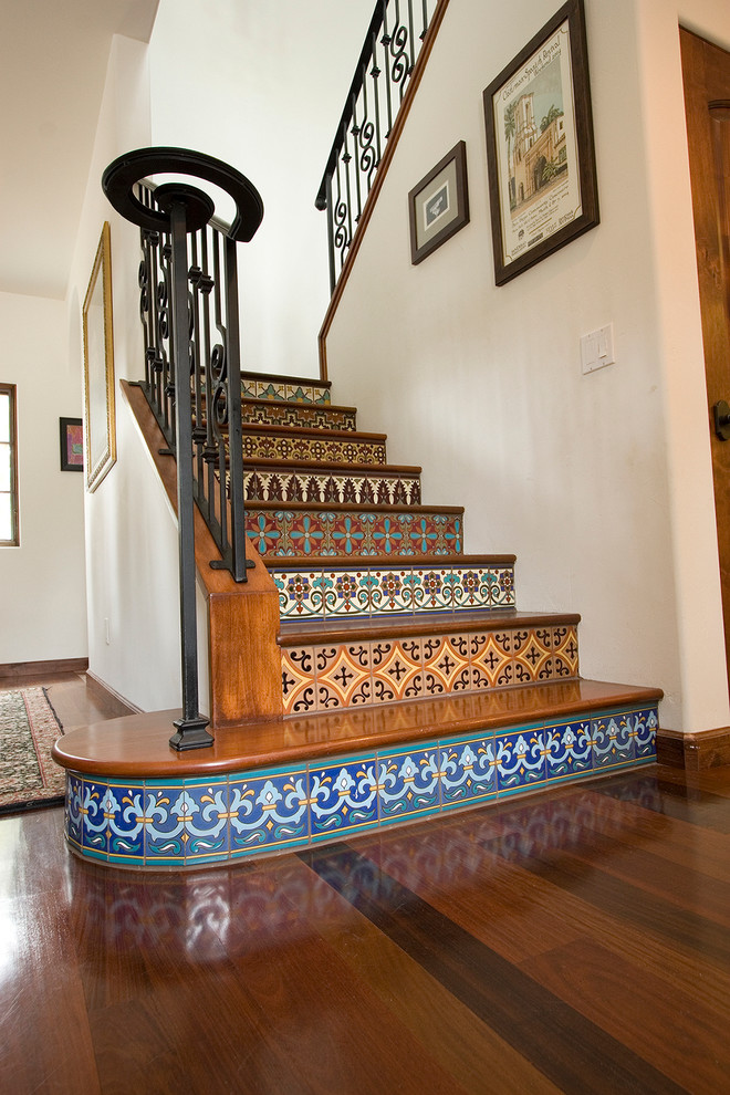 На фото: прямая лестница среднего размера в стиле кантри с деревянными ступенями и подступенками из плитки с