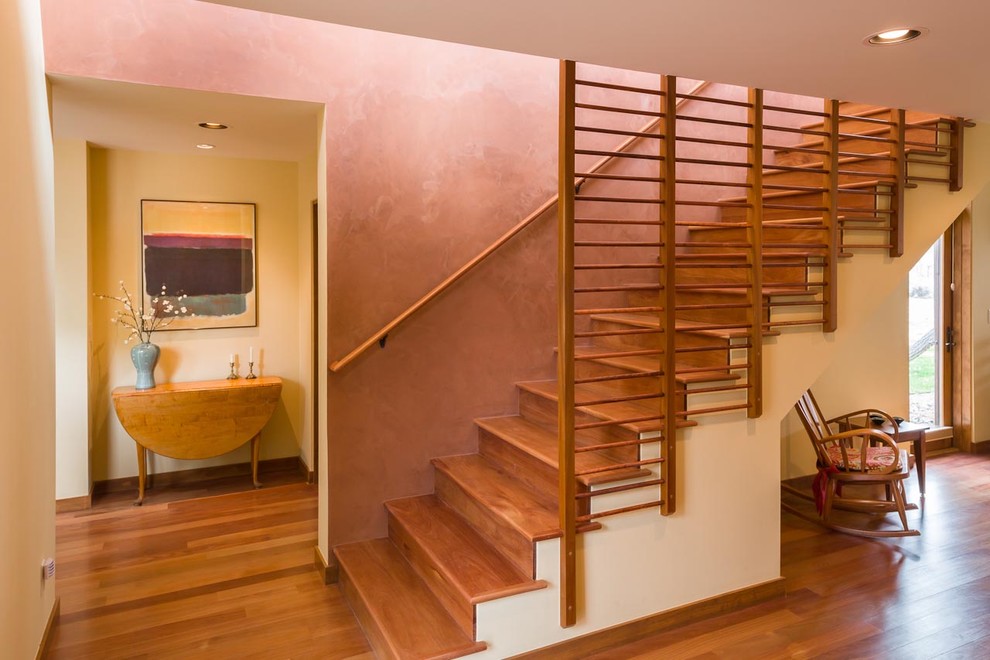Свежая идея для дизайна: прямая деревянная лестница среднего размера в стиле фьюжн с деревянными ступенями и деревянными перилами - отличное фото интерьера