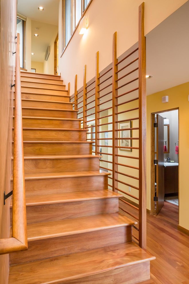 Идея дизайна: прямая деревянная лестница среднего размера в стиле фьюжн с деревянными ступенями и деревянными перилами