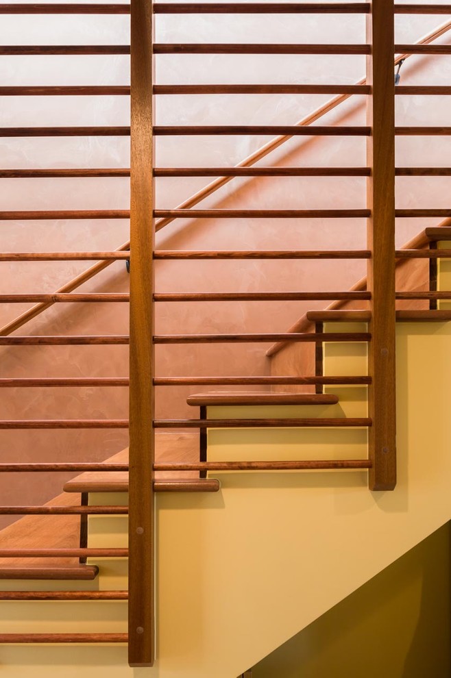 Cette image montre un escalier droit sud-ouest américain de taille moyenne avec des marches en bois, des contremarches en bois et un garde-corps en bois.