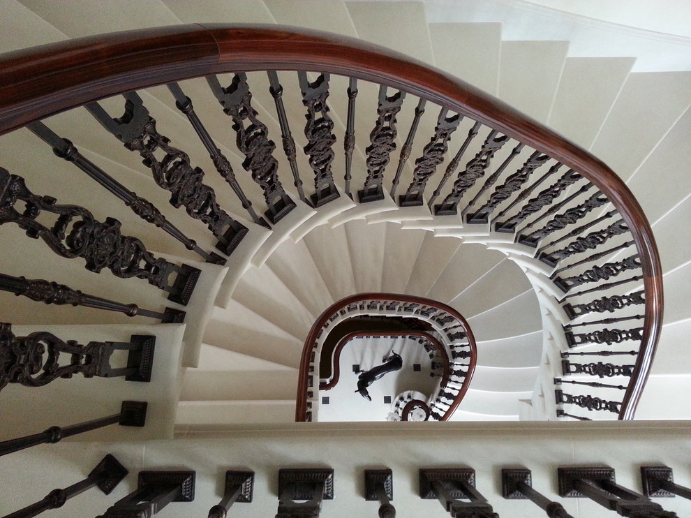 Cette image montre un escalier courbe traditionnel de taille moyenne.