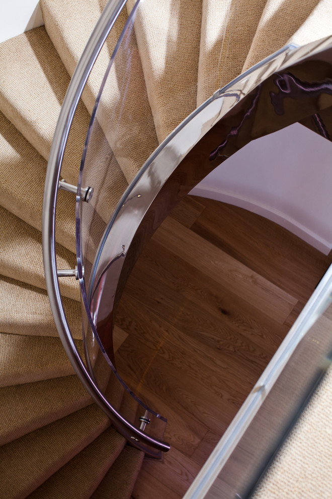 Gewendelte, Mittelgroße Moderne Treppe mit Teppich-Treppenstufen und Teppich-Setzstufen in London