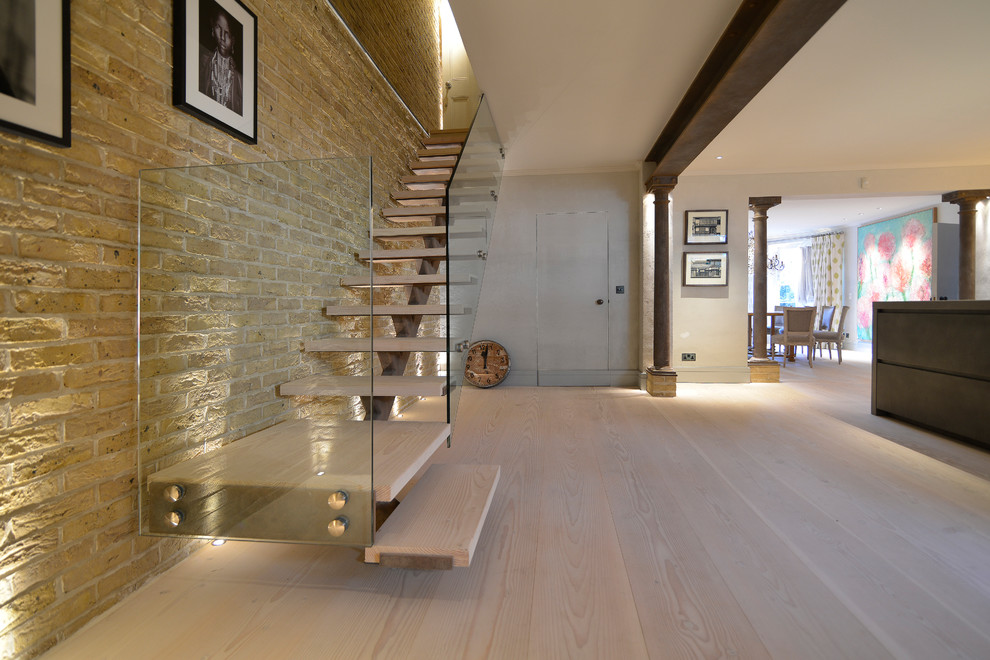 Cette image montre un escalier minimaliste en L de taille moyenne avec des marches en bois.