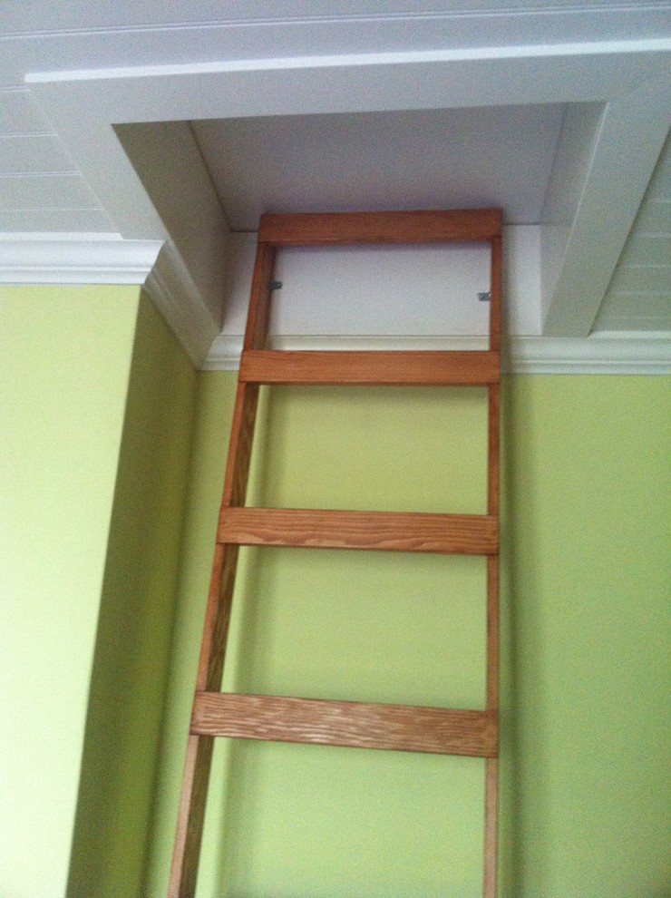 Cette image montre un petit escalier sans contremarche craftsman avec des marches en bois peint.