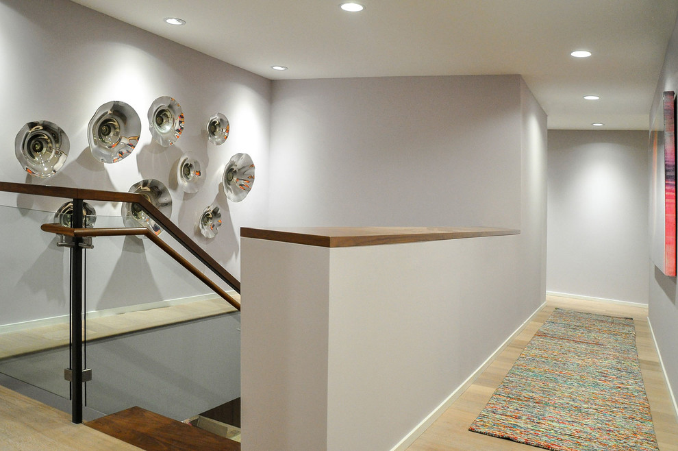 Diseño de escalera en L contemporánea grande con escalones de madera y contrahuellas de madera