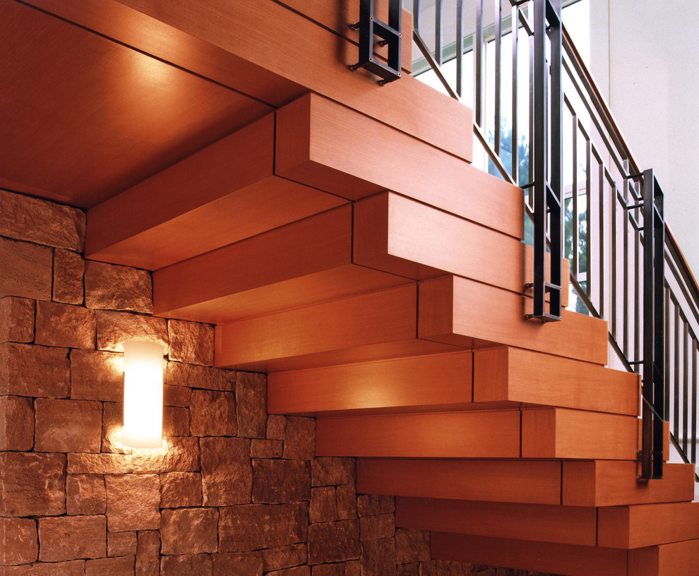 Réalisation d'un escalier design avec des marches en bois.