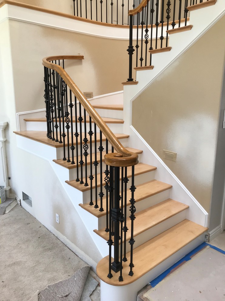 Стильный дизайн: изогнутая лестница среднего размера в классическом стиле с деревянными ступенями, подступенками из травертина и перилами из смешанных материалов - последний тренд