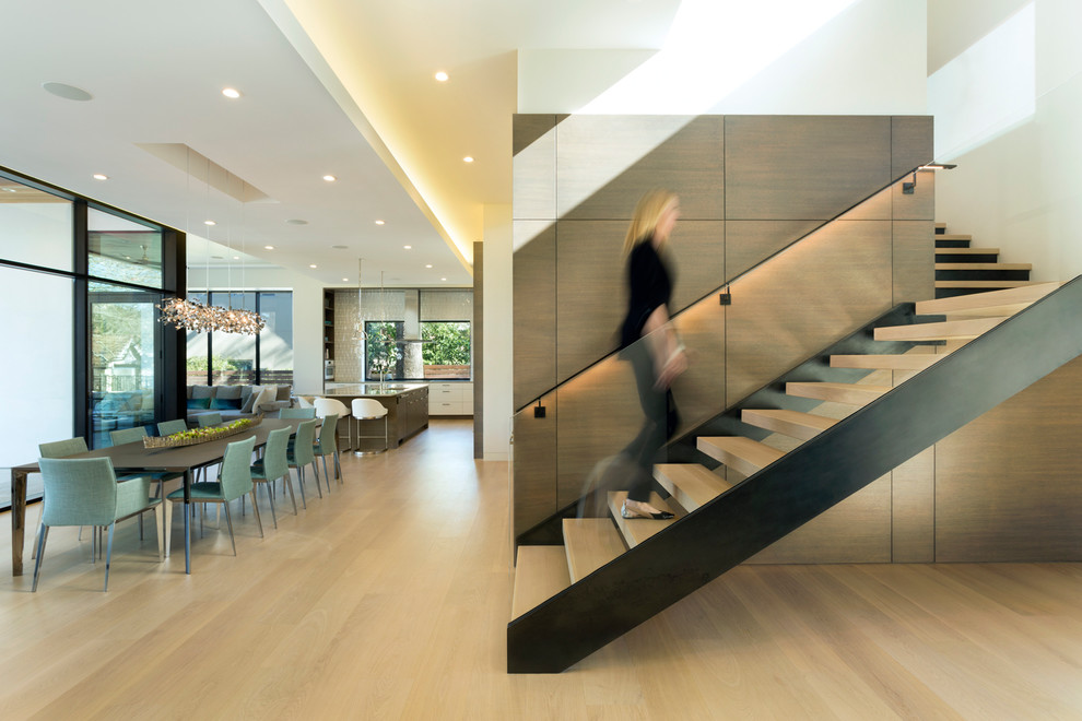 Contemporary wood l-shaped staircase in Austin with open risers.