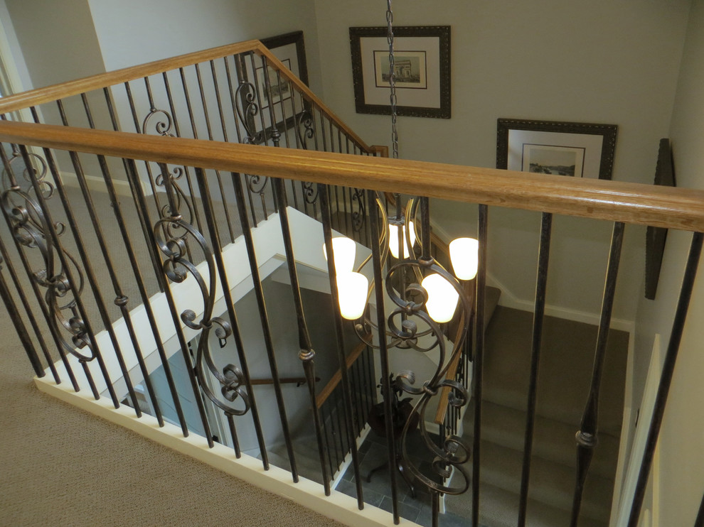 Inspiration pour un escalier courbe traditionnel de taille moyenne avec des marches en moquette.