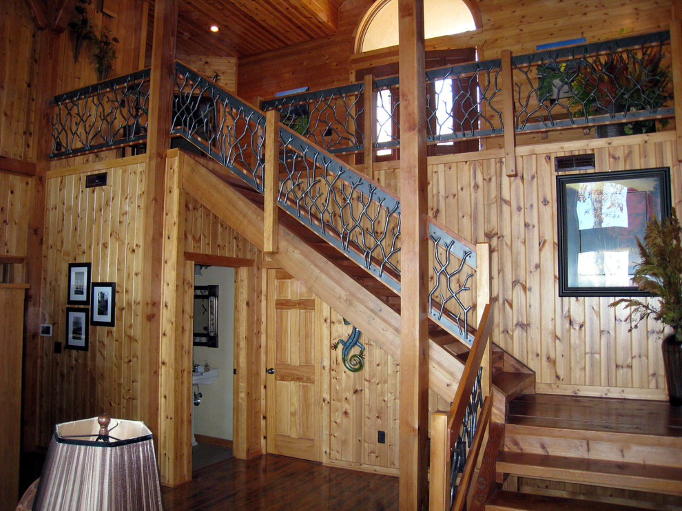 Diseño de escalera en L rústica grande sin contrahuella con escalones de madera y barandilla de metal