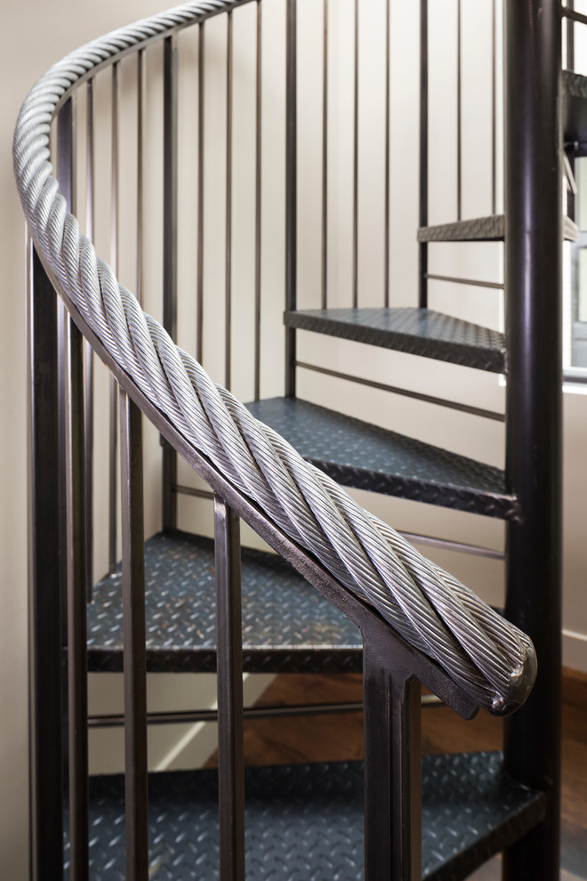 Ejemplo de escalera de caracol moderna pequeña sin contrahuella con escalones de metal