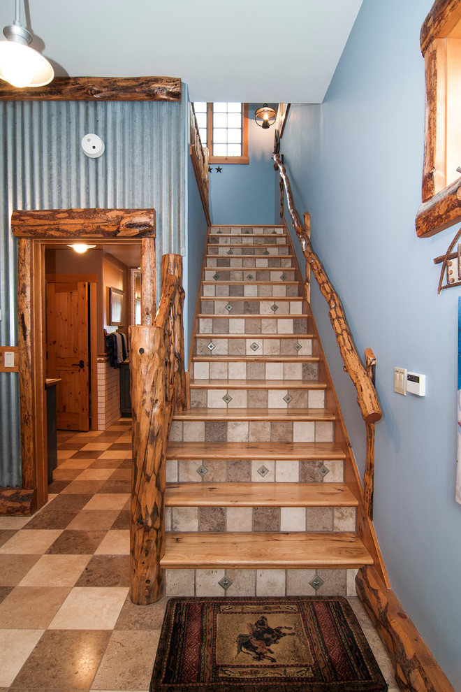 Cette image montre un escalier droit chalet de taille moyenne avec des marches en bois et des contremarches carrelées.