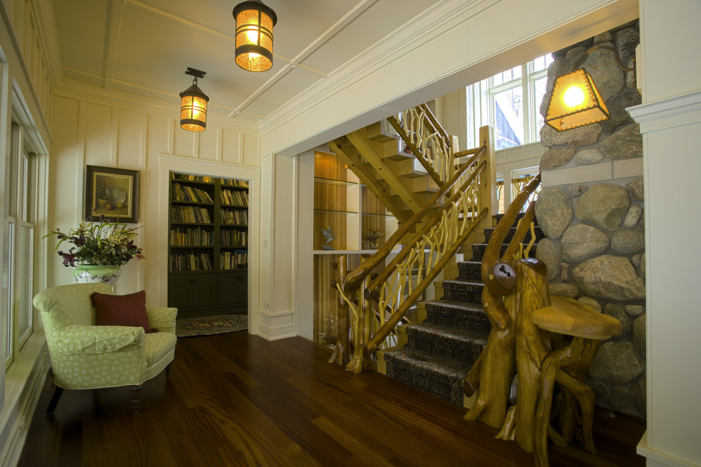 Источник вдохновения для домашнего уюта: большая прямая деревянная лестница в стиле кантри с деревянными ступенями