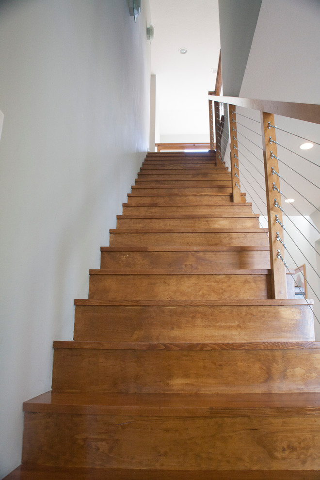 На фото: прямая деревянная лестница среднего размера в современном стиле с деревянными ступенями с