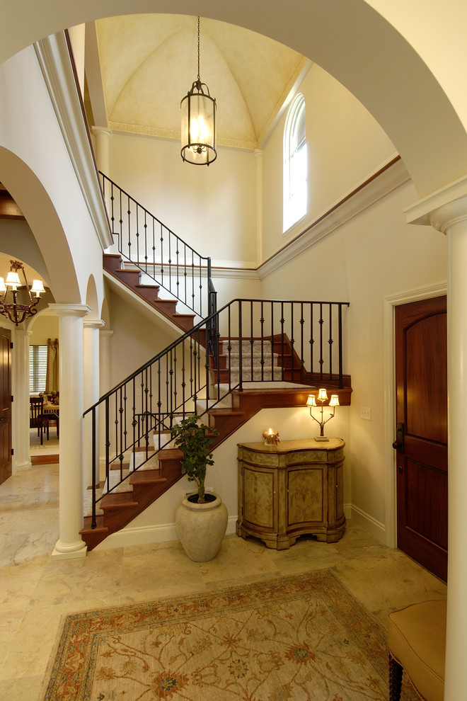 Diseño de escalera clásica con escalones de madera, contrahuellas de madera y barandilla de metal