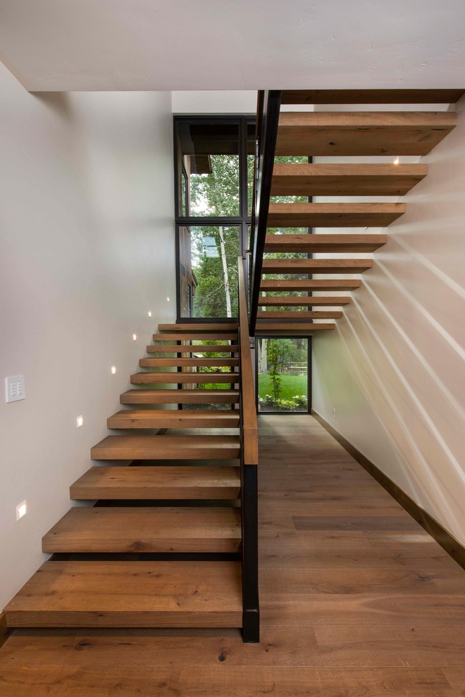 Imagen de escalera en U rústica sin contrahuella con escalones de madera y barandilla de varios materiales