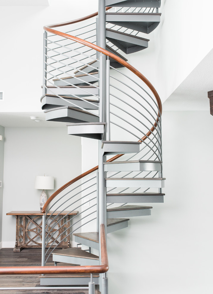 Cette image montre un grand escalier sans contremarche hélicoïdal marin avec des marches en bois.