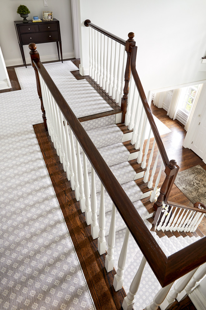 Стильный дизайн: угловая лестница в классическом стиле с деревянными ступенями, крашенными деревянными подступенками и деревянными перилами - последний тренд