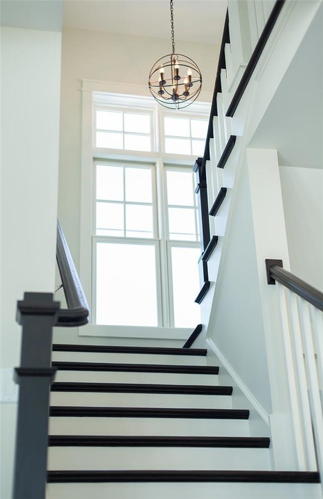 Свежая идея для дизайна: маленькая п-образная лестница в классическом стиле с крашенными деревянными ступенями и крашенными деревянными подступенками для на участке и в саду - отличное фото интерьера