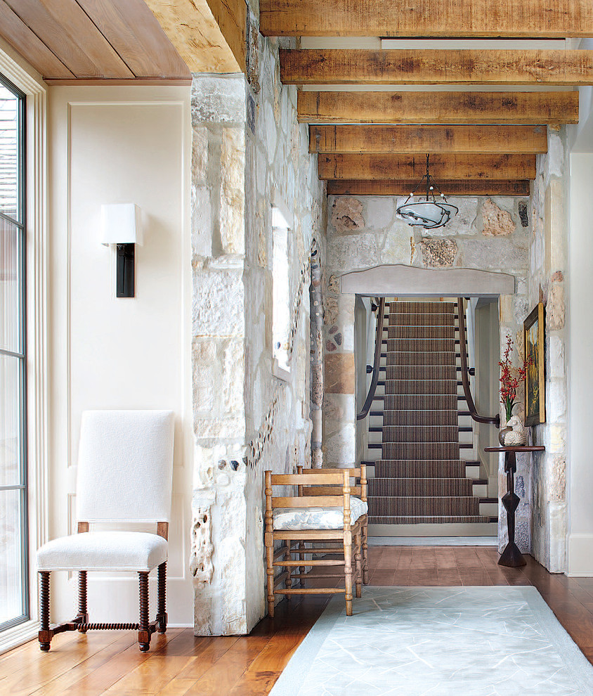 Imagen de escalera recta tradicional grande con escalones enmoquetados, contrahuellas de madera pintada y barandilla de madera