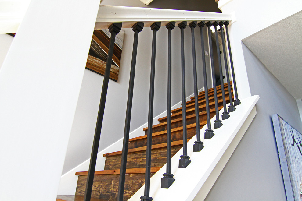 Imagen de escalera de estilo americano con barandilla de metal