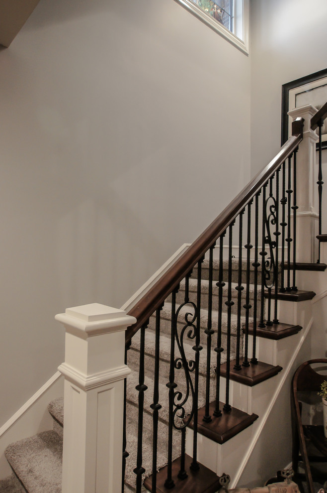 Источник вдохновения для домашнего уюта: большая п-образная деревянная лестница в викторианском стиле с бетонными ступенями и деревянными перилами