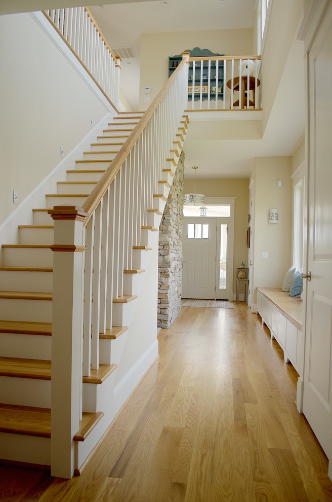 Diseño de escalera recta marinera grande con escalones de madera y contrahuellas de madera pintada