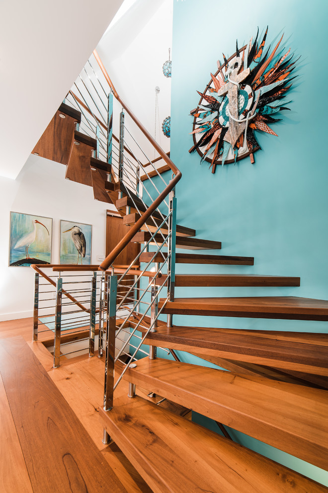 Foto de escalera suspendida costera de tamaño medio sin contrahuella con escalones de madera y barandilla de varios materiales