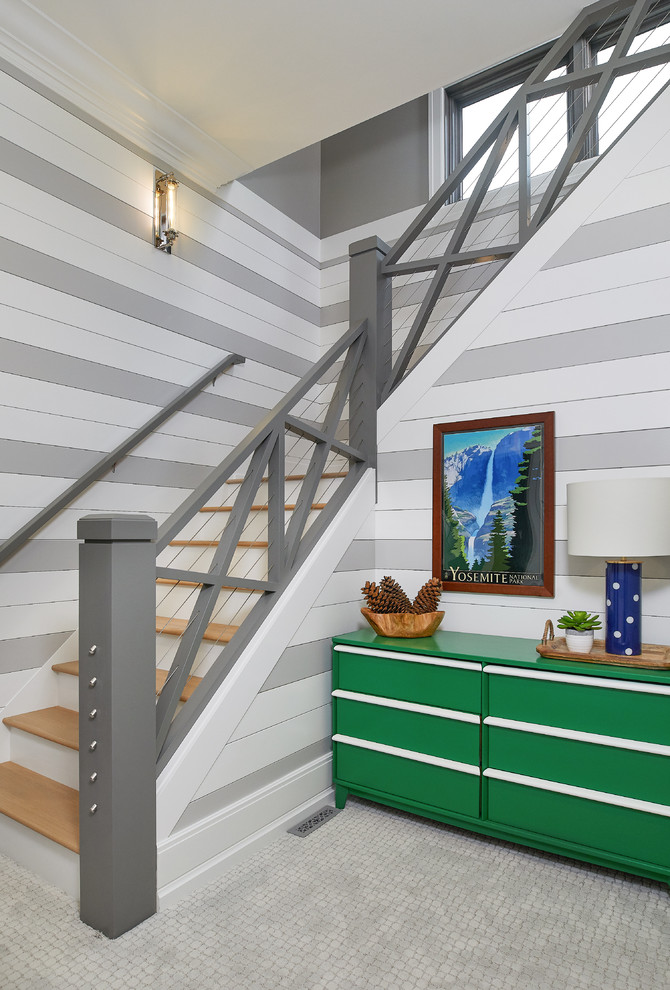 Пример оригинального дизайна: угловая лестница в морском стиле с деревянными ступенями, крашенными деревянными подступенками и перилами из смешанных материалов