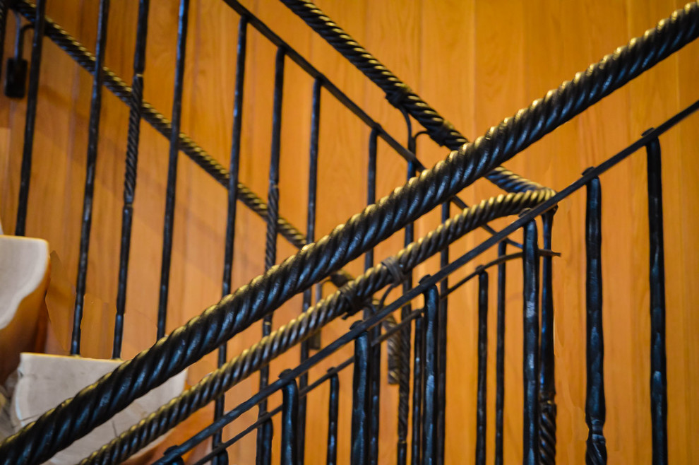 Modelo de escalera en U rústica grande con escalones de madera, contrahuellas de madera y barandilla de metal