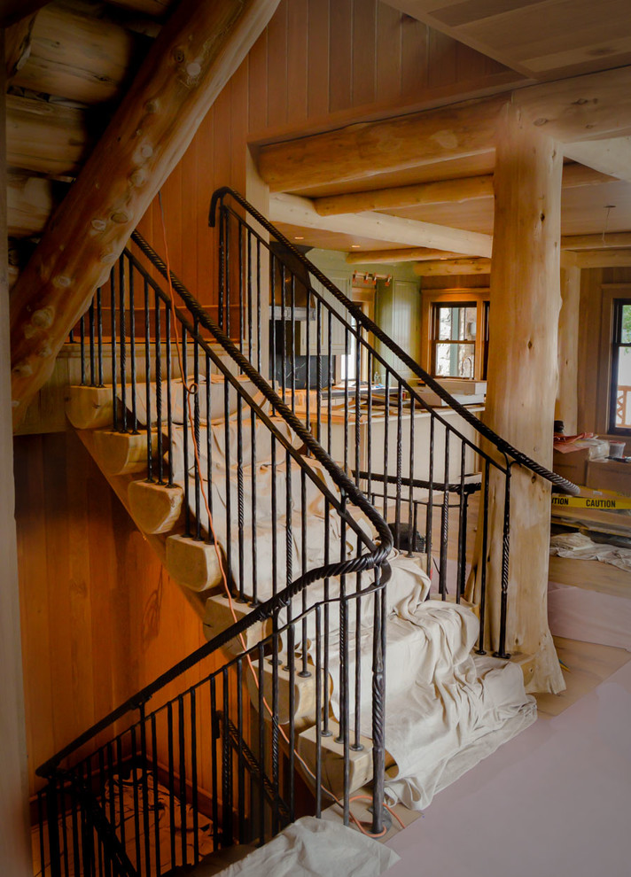 Идея дизайна: большая п-образная деревянная лестница в стиле рустика с деревянными ступенями и металлическими перилами
