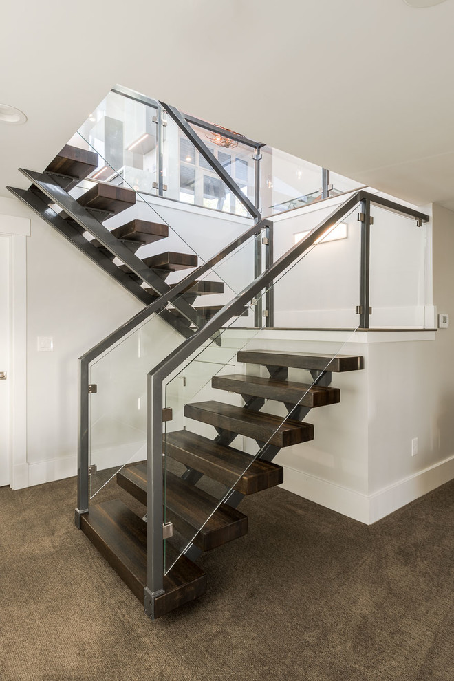 Пример оригинального дизайна: п-образная лестница в современном стиле с деревянными ступенями и металлическими перилами без подступенок
