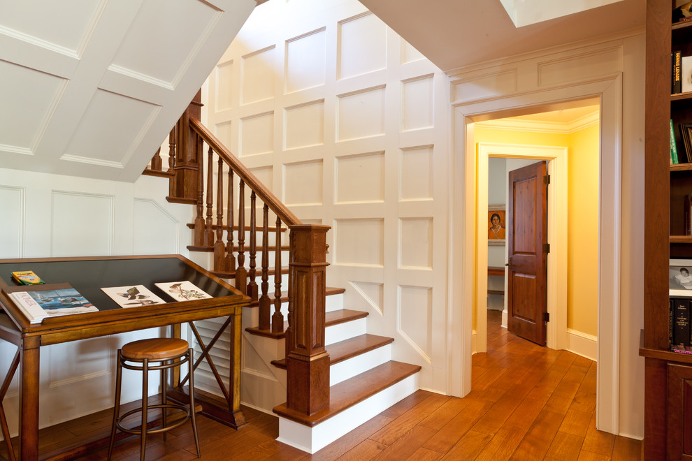На фото: лестница в классическом стиле с крашенными деревянными подступенками с