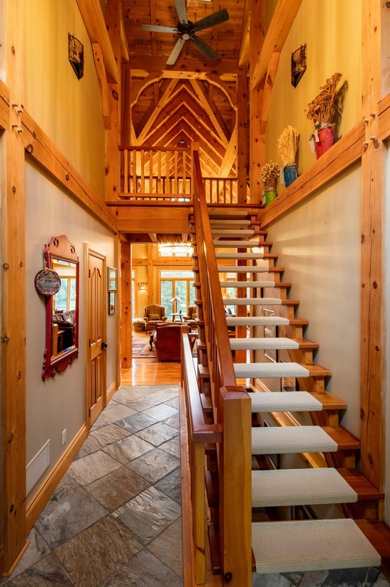 Идея дизайна: маленькая лестница на больцах в стиле рустика с ступенями с ковровым покрытием, крашенными деревянными подступенками и деревянными перилами для на участке и в саду