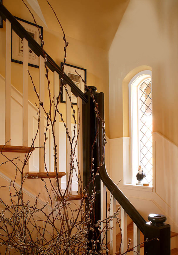 Imagen de escalera curva tradicional de tamaño medio con escalones de madera, contrahuellas de madera y barandilla de madera