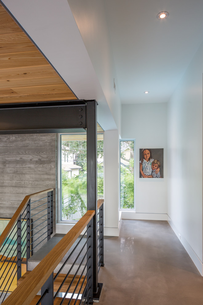 Cette image montre un escalier droit minimaliste de taille moyenne avec des marches en bois et des contremarches en métal.