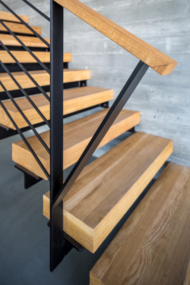 Aménagement d'un escalier droit moderne de taille moyenne avec des marches en bois et des contremarches en métal.