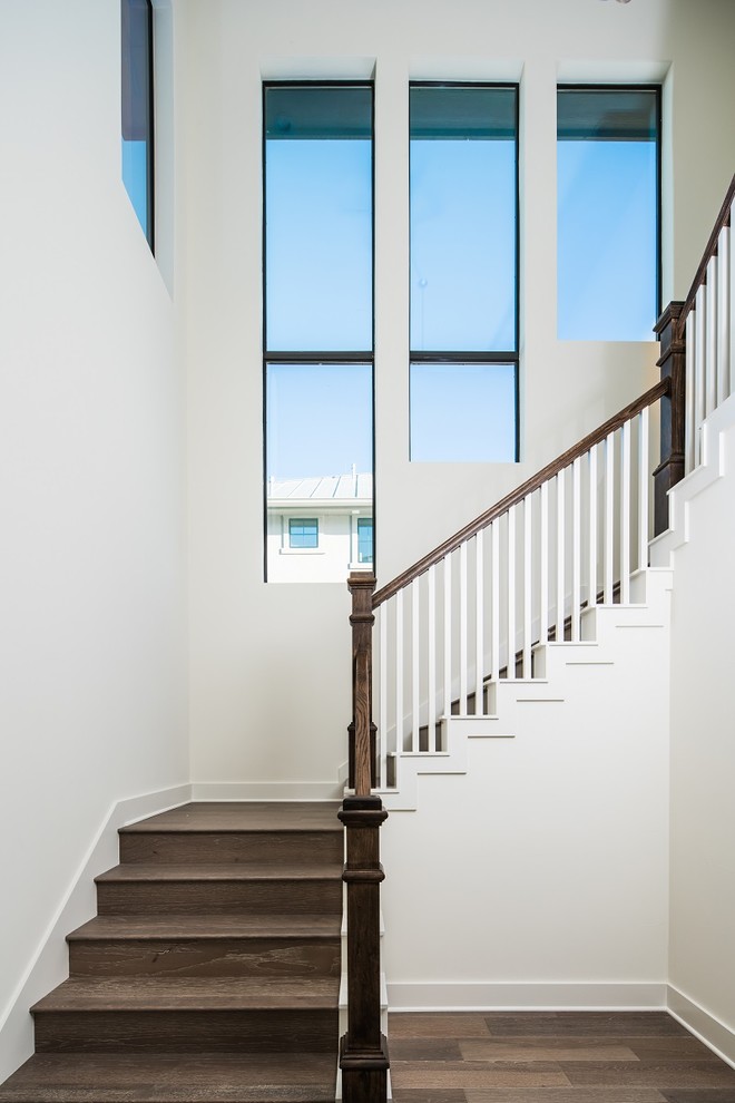 Ejemplo de escalera en U clásica renovada de tamaño medio con escalones de madera y contrahuellas de madera