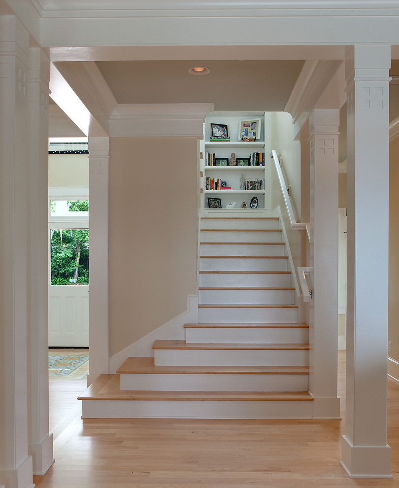 Idée de décoration pour un escalier peint tradition en U avec des marches en bois.