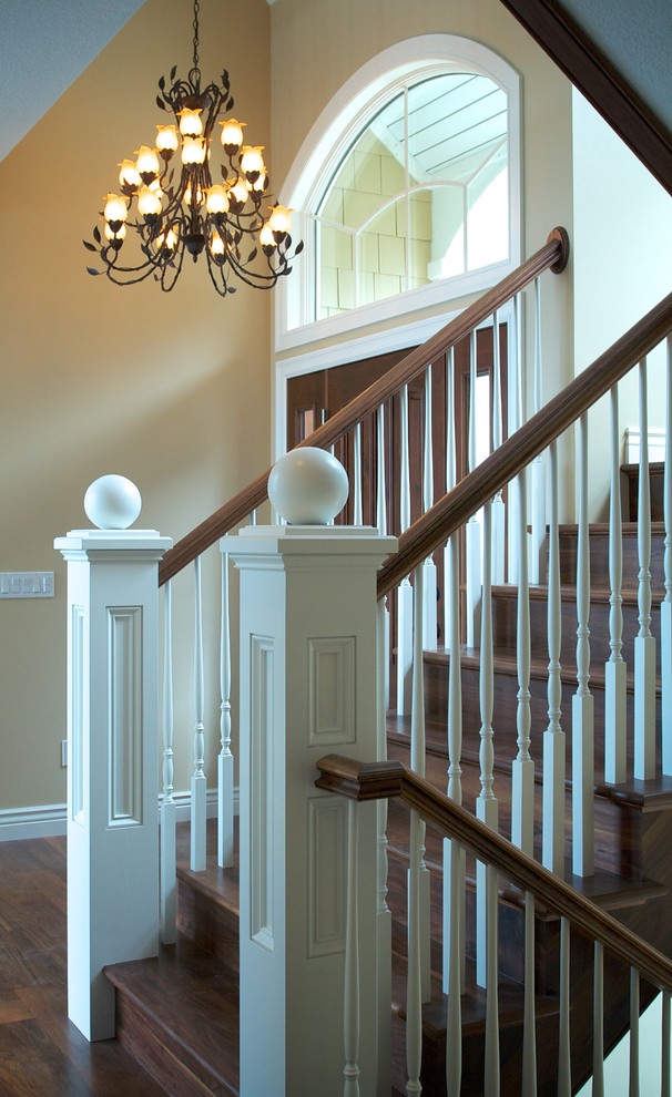 Cette image montre un escalier traditionnel en U de taille moyenne avec des marches en bois et des contremarches en bois.